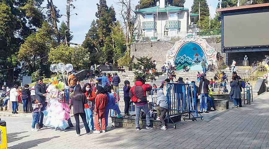 Tourists flock at Chowrasta in Darjeeling