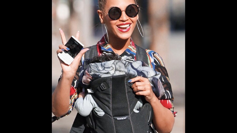 Beyonce with the BlackBerry Bold P’9981 in 2012.