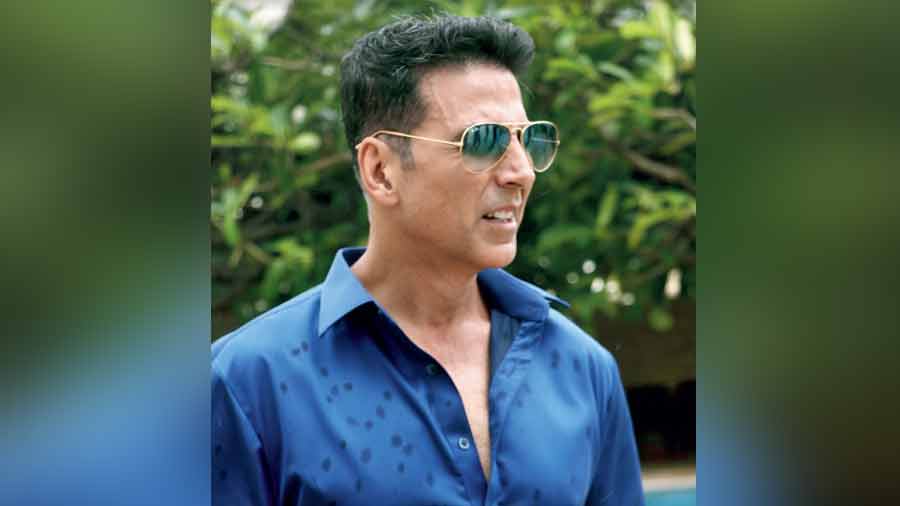 Dedicated paparazzi unearth that Akshay Kumar only eats mangoes during the shoot of ‘Fakir’