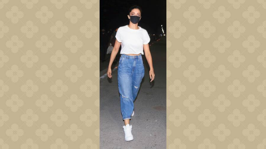 She is the girl-next-door who loves her high-waist mommy jeans and tee just like we do, especially when you are heading to the airport. Easy and comfortable clothing is what she swears by when she is travelling. Recently for 83, she teamed high-waist denims with a simple sequinned top. That’s all!