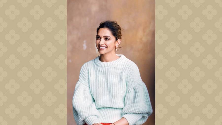 If you have been following the 83 actress lately like us, you would agree that she has set some serious sweater goals. Yes, the actress has been spotted wearing various kinds of sweaters — baggy, turtle necks, printed and pairing it in various ways — with sleek pencil skirt, denims, or flared pants. We have taken major winter inspiration from her, have you yet?