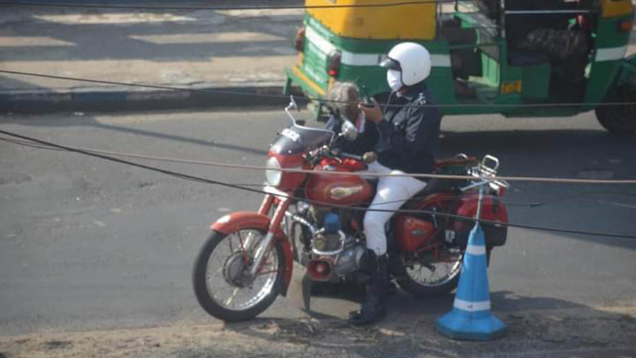 The pedestrian about to embrace Chakraborty