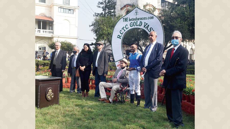 The betindiaraces.com RCTC Gold Vase was awarded to Khainin Haider Mota and Kavita Kapur, owners of the Redoubtable, the winning horse of the race. Trained by Rutherford Alford, Redoubtable’s win was stunning and steady. “We are excited. We’re on top of the world!” said Khainin Haider Mota.