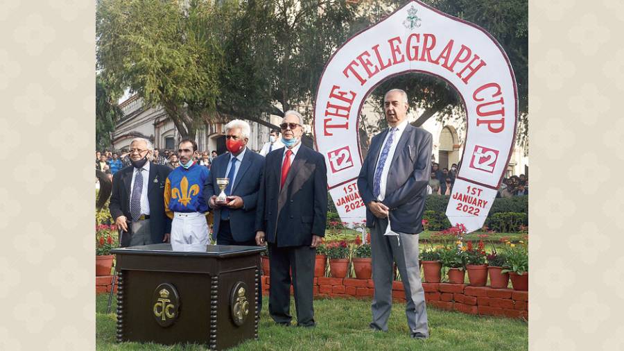 The Telegraph Cup race commenced was a prestigious win for Vijay Singh, whose horse Legendary Striker scored a glorious victory, making many euphoric. “It’s always good to win races and I’m very happy to have won this particular race,” smiled Vijay.