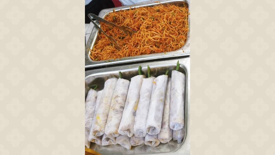The warm winter afternoon was spiced up with an array of food ranging from hot kebabs and bread to classic Bombay street food. The bestsellers of the afternoon, however, were none other than Calcutta’s very own Kathi Roll and delicious plates of chow mein.