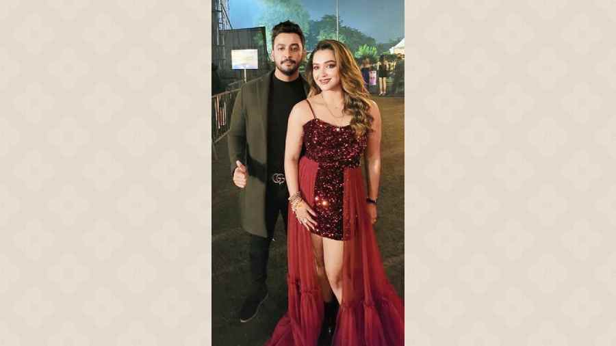 #SPOTTED: Tolly heartthrobs Bonny and Koushani making the most of the power-packed night. Dressed in a shimmery maroon asymmetrical dress, the actress looked ravishing, while beau Bonny was spotted in black jeans and tee with a dark grey blazer, looking dapper.