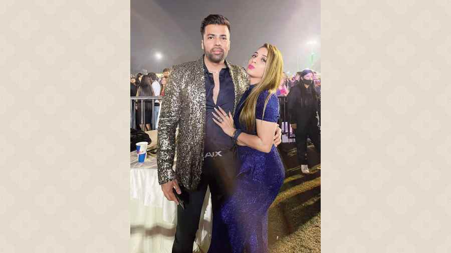 Twinning in glitter were husband and wife Adnan Hasan and Nayab Aftab who were seen grooving throughout. “Bijlee bijlee got us rocking into 2022. Loved the non-stop energy of Harrdy Sandhu on stage. It was all worth watching this rockstar for NYE”, chimed Nayab, a marketing professional.
