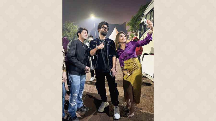 “Harrdy Sandhu packed a powerful punch with his spirited performance. Our favorite song hands down is Bijlee, especially because of the hook step,” said Shan Bawa, entrepreneur, who was spotted clicking a backstage selfie with Harrdy Sandhu along with wife Priyadarshini G. Bawa.