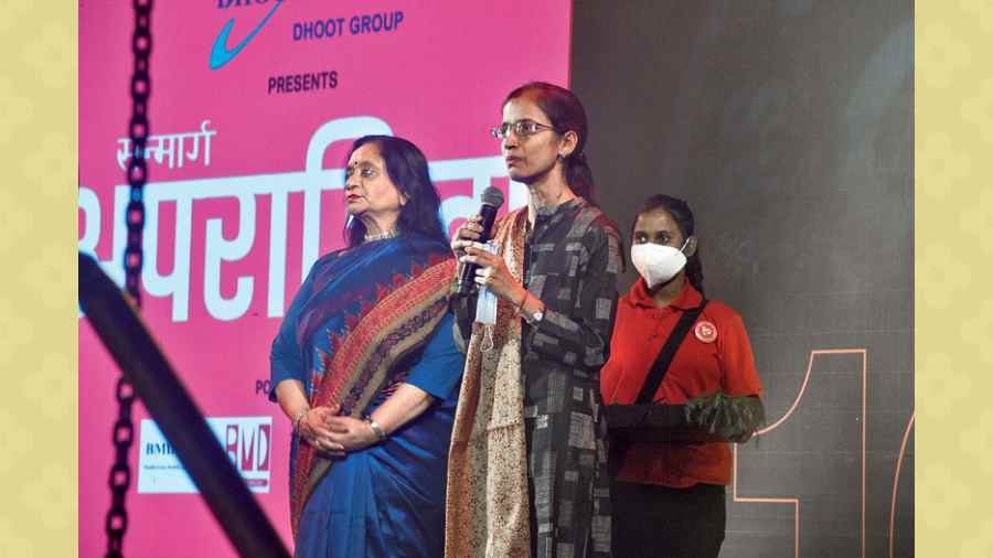 Jury member and past Aparajita winner Nayantara Palchoudhuri felicitated Neena Gupta (right).  Gupta recently became the fourth Indian mathematician and third woman to win the Ramanujan Prize for young mathematicians from developing countries. She won this award for her work in Algebraic Geometry and Communicative Algebra. She was Aparajita in 2018. “I am really happy to be here among so many past winners and nominees. Coming from a family with an older brother there was no distinction. In the sense, why should I consider myself a little less than a man? I was brought up equally and now if you get an opportunity make sure you excel in it,” she said. Nayantara Palchoudhuri said “self inspiration” was most important. We need to inspire ourselves and feel better and set ourselves new challenges to achieve,” she said.