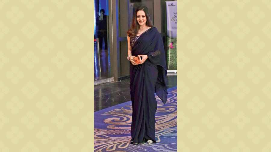 Raima Sen looked stunning in blue and presented You Inspire-Academia and Education Popular Award.