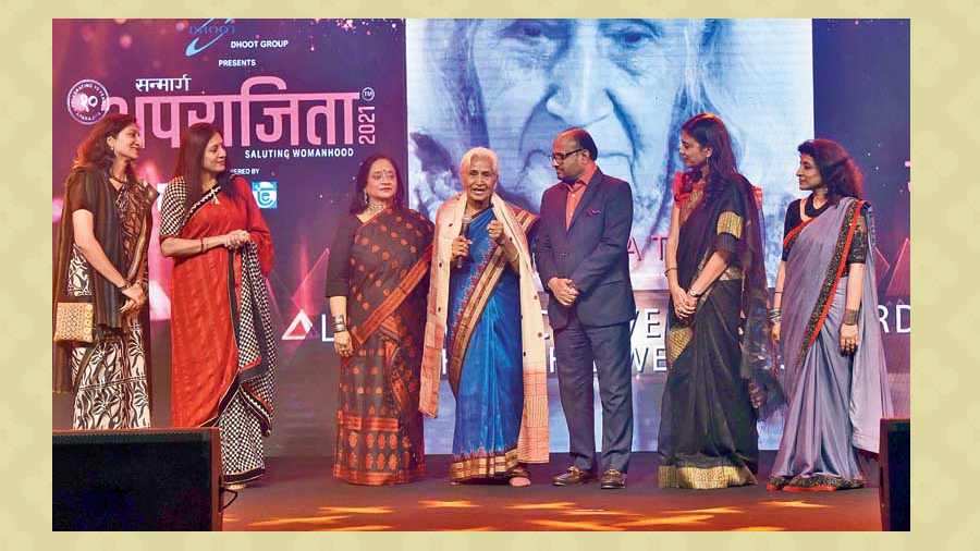 Salila Tiwari (fourth from left), founder chairperson of Swastha Bachao Aandolan received the Lifetime Achievement Jury Award for her remarkable contribution in making people aware about maintaining good health through naturopathy, yoga and drugless therapies. She works closely with the grassroots, who are actively involved in her movement. She was awarded by jury members (l-r) Supriya Newar, Madhu Dugar, Nayantara Palchoudhuri, Pawan Dhoot, Vinita Bajoria and Mamta Binani. “The Aparajita award should have gone to my mother, when she was a part of the freedom struggle. We were seven siblings and my mother would work day and night to educate and provide for us. She would always be the greatest promoter of education in our lives and would encourage us and push us to study hard so that when we grew up we could make a lifestyle of our own choice, one that would be healthy and beautiful,” she said.