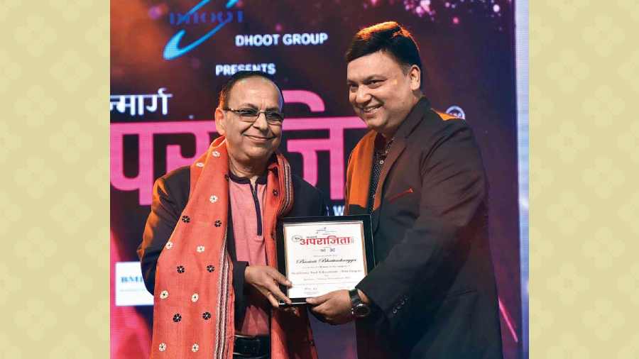 Vinod Agarwal received the You Inspire-Academia and Education Popular Award on behalf of Bratati Bhattacharyya, from Sanjay Agarwal, managing director, Dilip Group of Companies.
