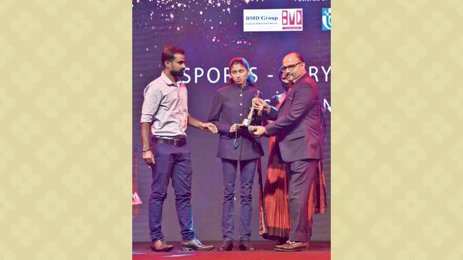 Rakshitha Raju, a para-athlete from Karnataka’s Chikmagalur, who is visually impaired and has bagged gold in several international championships, was present with coach Rahul B. (left) to receive the You Shine-Sports Jury Award from Pawan Dhoot, chairman, Dhoot Group. Raju along with her coach also demonstrated a run in the hall for the audience.