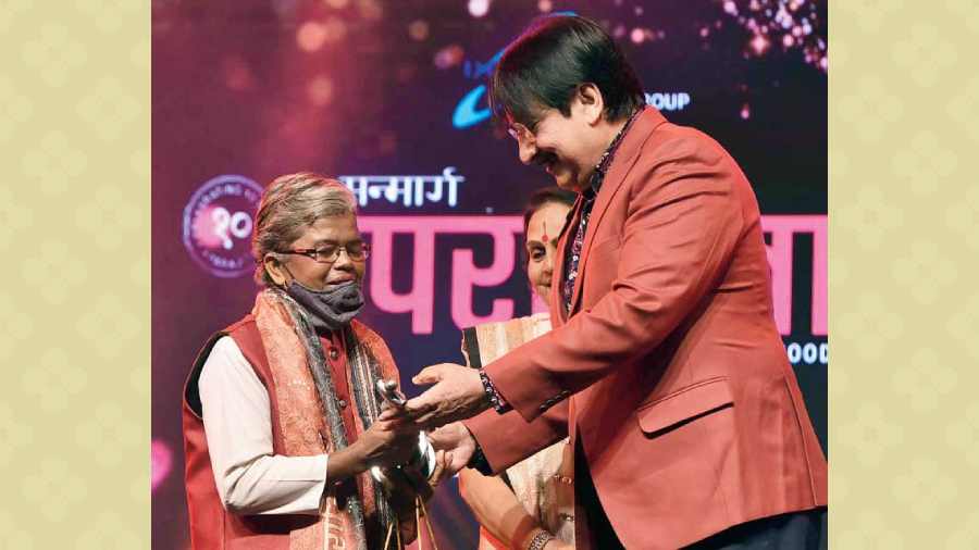 Reba Murmu, who started and runs the Lakshmi Murmu Prathamik Bidyalaya for the upliftment of indigenous people of her village and trains women in organic farming, received the Unsung Story Jury Award from actor Arjun Chakraborty.