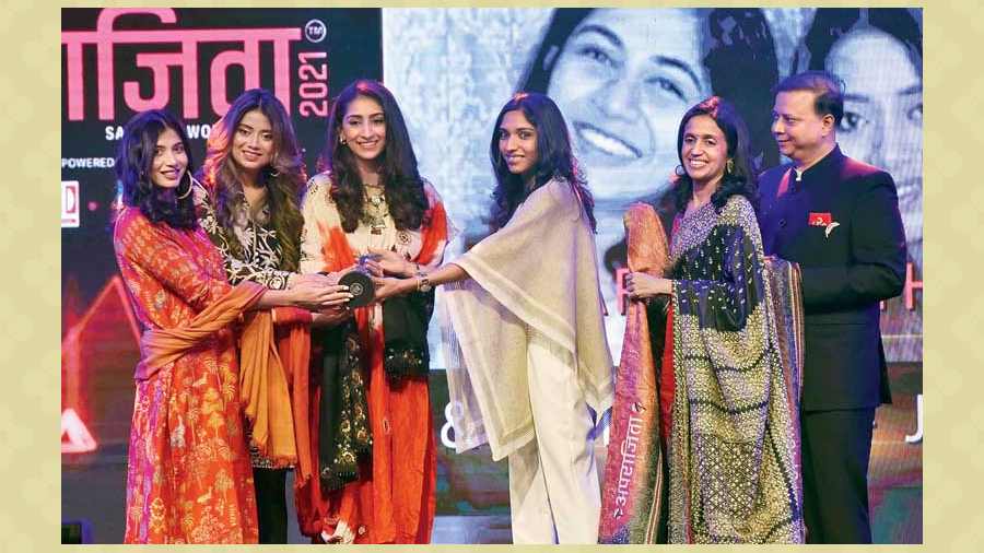 (L-R) Ahilya Mehta, Mallika Sahney and Pragya Saboo of Aara Health, a women’s health platform for building awareness and providing services around feminine health along with co-founder Navya Naveli Nanda (who could not be present at the ceremony) were honoured with You Shine-Health and Wellness Jury Award by Avantika Gupta,director, Techno Electrical & Engineering Co, Ruchika Gupta, director of Sanmarg and founder of Aparajita and Vivek Gupta, director, Sanmarg.