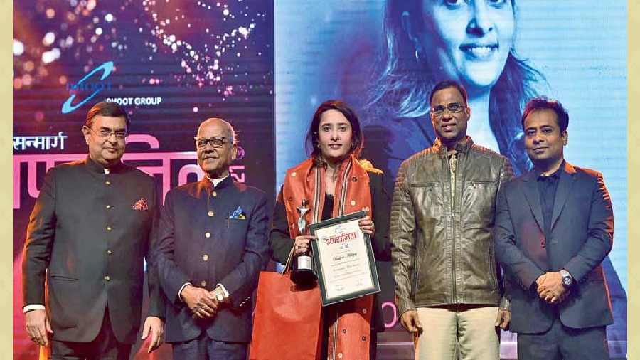 Roshni Aditya (third from left) received the You Shine- Enterprise Popular Award. (L-R) Utsav Parekh, director, SMIF Capital Ltd, P.D. Agarwal, Sumit Binani, director at Value Wise and Vijay Soni, director, Mahabir Danwar, were also present.