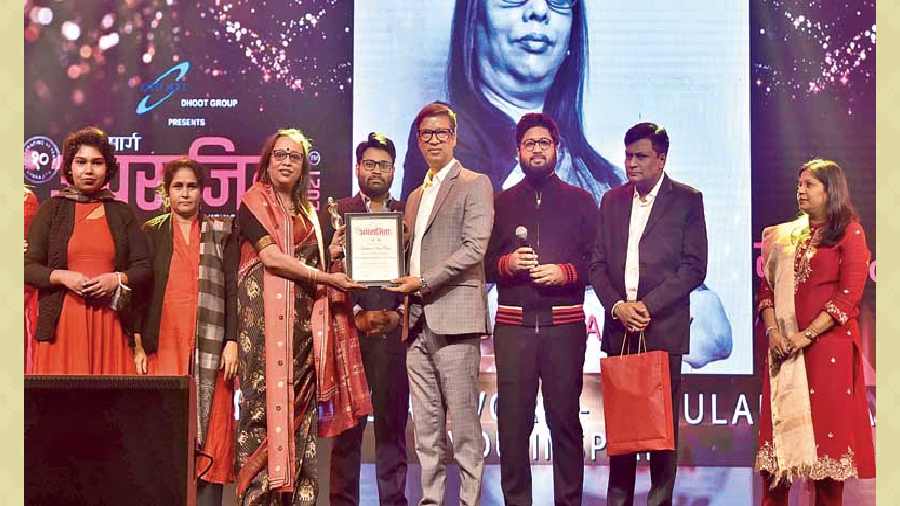 Sarbani Das Roy received the You Inspire-CSR and Social Work Popular Award from Namit Bajoria, managing director, Kutchina Homemakers in the presence of (l-r) Arihant Baid, managing director, Gennex Laboratories,Gyanesh Chaudhary, managing director, Vickram Solar, Om Jalan, Bengal Energy and Suman Jalan.