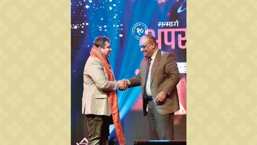 Prashant Pandey (left) received the You Inspire-Health and Wellness Popular Award on behalf of Reena Nair, from Rana Dasgupta, CEO, eastern region, Apollo Multispeciality Hospitals.