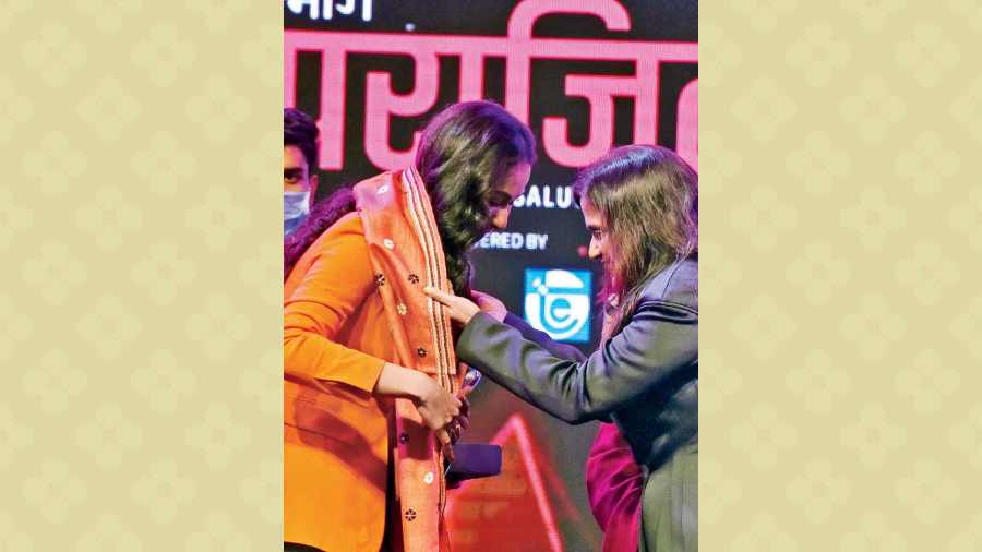 Ushoshi Sengupta received the You Shine-Creative Popular Award on behalf of Ashwika Kapur, from Anita Agarwal, owner of Minu Sarees.