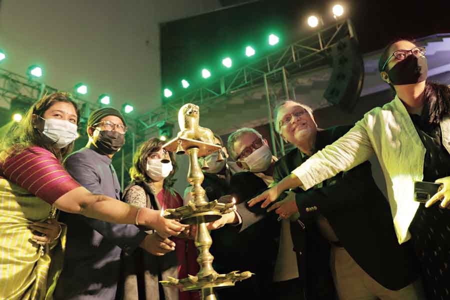 Hidco managing director Debashis Sen (second from left) and others inaugurate the festival at Nazrul Tirtha.