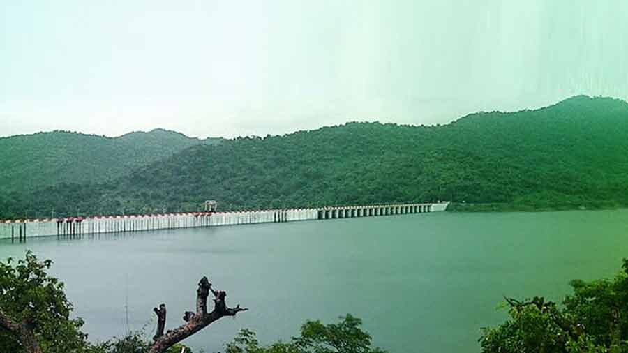 The Massanjore Dam, across the Mayurakshi, was built in 1955