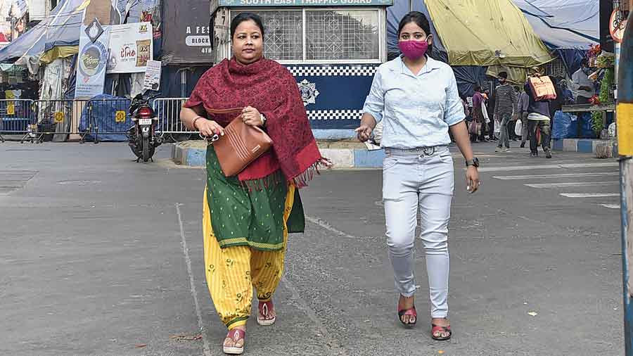 Two women got off an auto in Gariahat and were seen walking down the street, the older among the two without a mask. When the photographer asked her why she was not wearing a mask, the woman replied, “Oh, I had it in the bag. I just got off from the auto, now I will wear it.” And she wore it. 