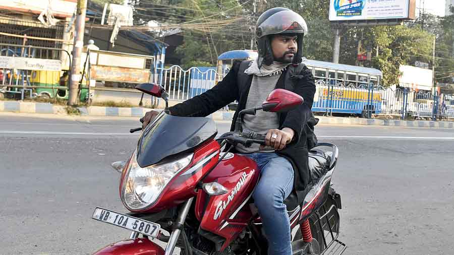 A man on a bike was seen taking rounds near Tollygunge Metro station twice. Both times without a mask. He had no mask but a scarf was hanging around his neck. When the photographer asked him  he said, “Oh I have pulled  it down only to spit,” and drove away.