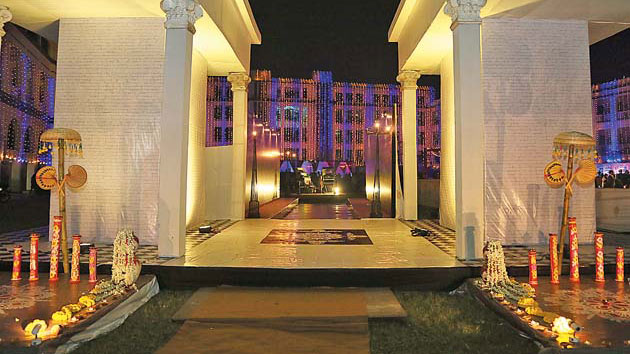 Based on the theme  ‘Purono Kolkata’, the college ground was decked with an architectural model of a zamindar house.