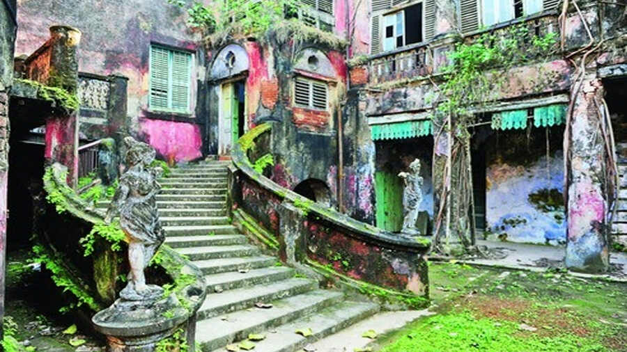 Chandannagar was previously known as Chandernagore (Chandernagor in French), possibly because the city looked like a crescent moon from the bank of the river Hooghly