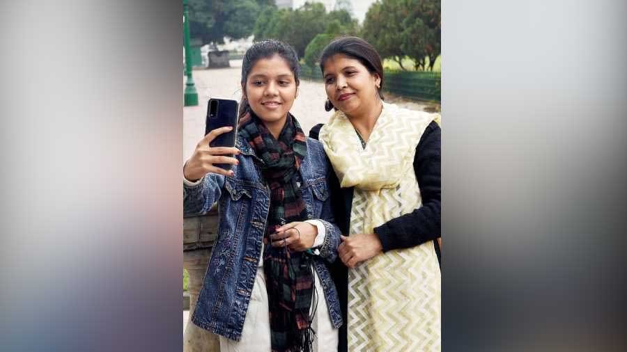A mother and a daughter from Assam were seen taking selfies outside Victoria Memorial.  “We won’t have Covid,” said the mother when the photographer asked them why they were not wearing masks