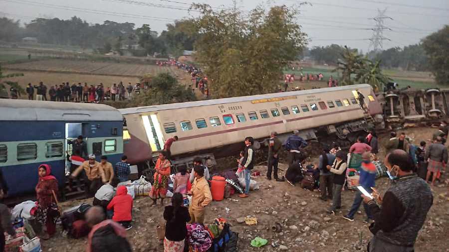 The Indian Railways has announced Rs 5 Lakh ex-gratia for those killed, Rs 1 lakh for the severely injured and Rs 25,000 for passengers who suffered minor injuries.