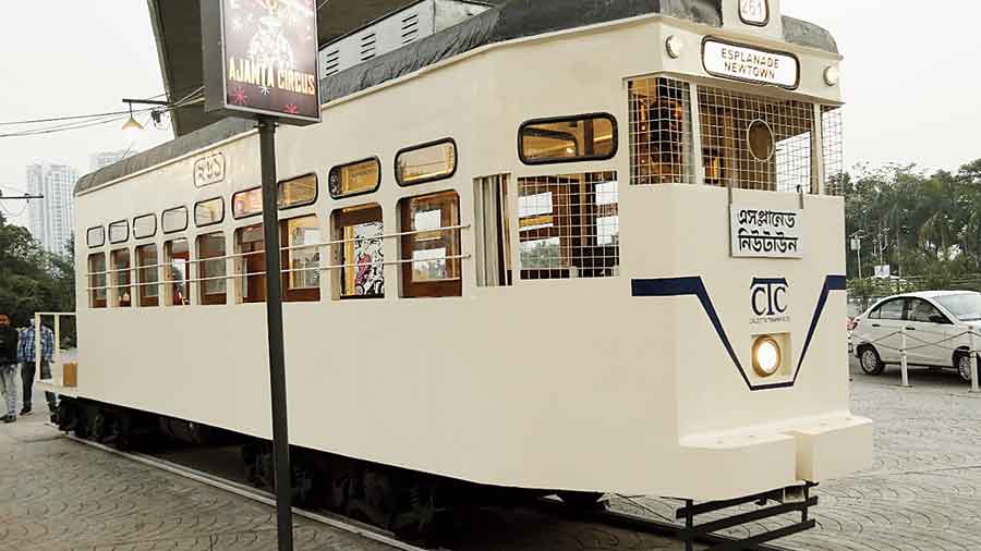 A tramcar compartment inside which visitors can sit and order food. 