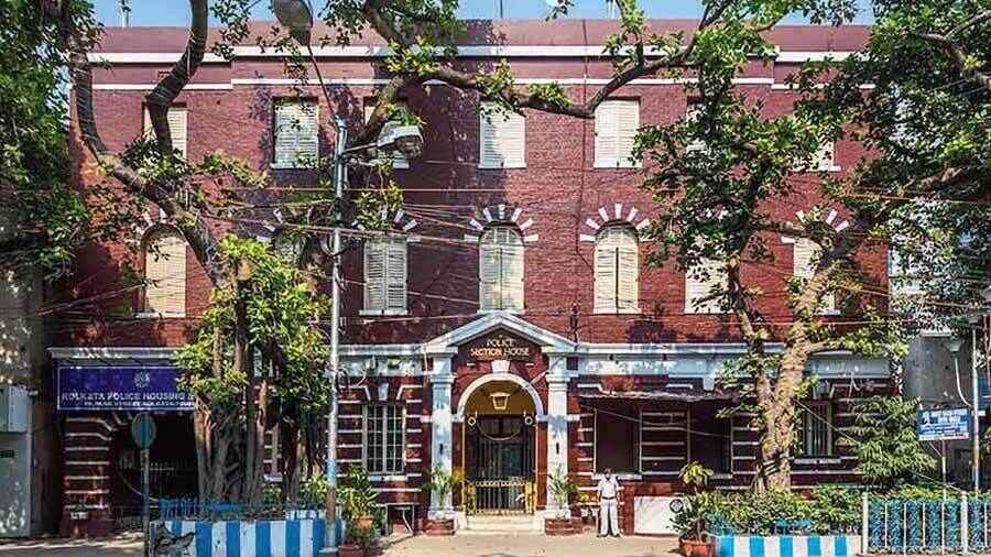 Park Street Police Station: This neo-classical building is a double storied structure, rectangular in plan with a wide front porch. The porch has an arcade of five semi-circular arches on the ground floor and a verandah on the first floor with ornamental cast iron railings and timber louvered screens, interspersed by Tuscan columns