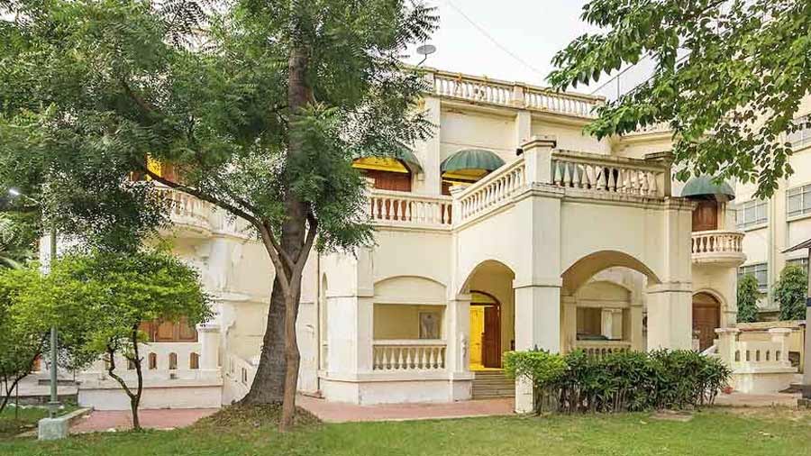 Sealdah Traffic Guard: This house had a rich library and was also used as a public space for socio-political meetings, including several Swarajya Party sessions. In 1970 the property was acquired by the commissioner of police for family quarters of subordinate police personnel