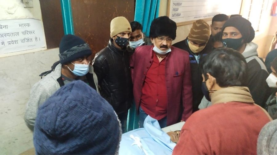 Doctors and health workers gather at the Sadar Hospital, Bokaro after the death of the doctor