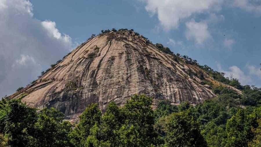 Pakhi Pahar, that carries Dey’s in-situ carvings of birds, is a well-known part of Purulia’s landscape 