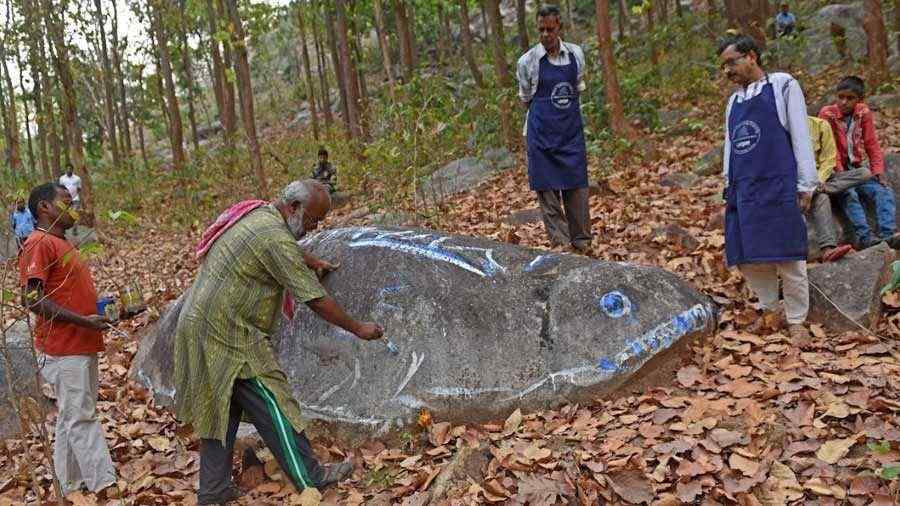 Along with Pakhi Pahar, Dey has also creating a series of carvings at nearby Kana Pahar