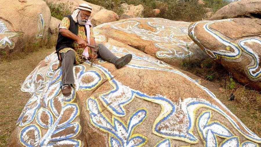 In the kilometre-long stretch at Kana Pahar, Dey has etched out artwork inspired by nature, including renditions of Triassic-era creatures