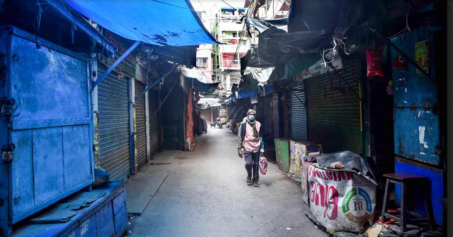 BREAK THE CHAIN: A man walks through a deserted market place in Dum Dum on Tuesday, January 11. In the wake of the Omicron variant of coronavirus, the rate of daily positive cases has increased by leaps and bounds in the last couple of weeks in Kolkata. The South Dum Dum Municipality decided to shut its markets and standalone shops on Tuesdays, Thursdays and Saturdays across its 35 wards in an attempt to prevent further spread of the virus