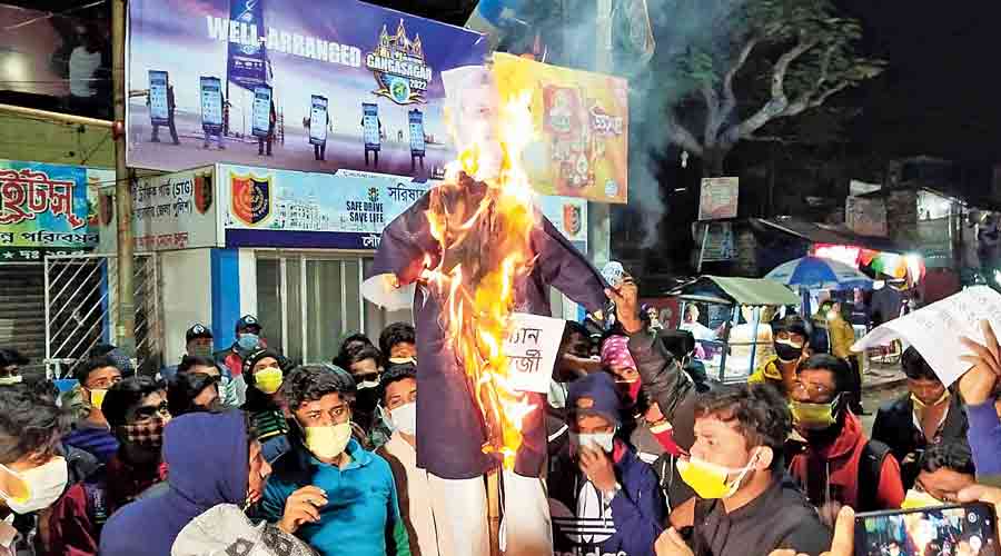 Kalyan Banerjee’s effigy is burnt in South 24-Parganas on Saturday. 
