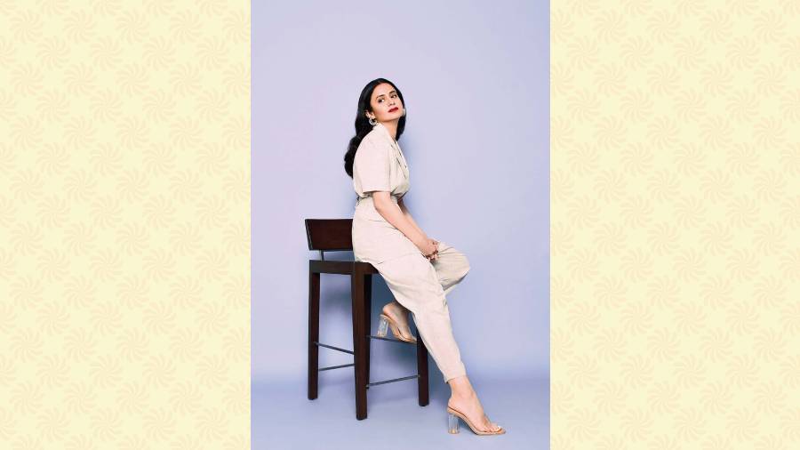 Smart silhouttes: If you were told pantsuits are for taller frames, you need to follow Rasika’s fashion game to ace pantsuits with smart cuts that complement the frame. Also, we love how she works monotones that are perfectly balanced with a pop hue, like this shade of crimson puckers. LOVE!