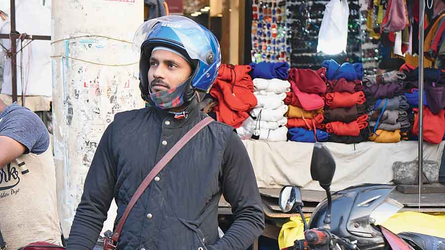 A man on Lenin Sarani was seen with the mask resting on the chin. When the photographer asked him about the mask, he said: “ I have the mask.” When asked why he  was not wearing it, the man pulled up the mask.