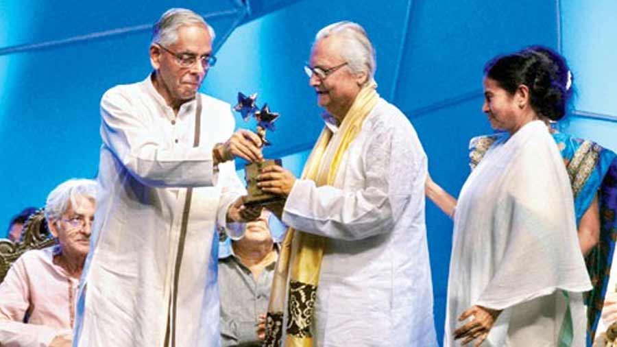Debnath receives the Banga Bibhushan, awarded by the Government of West Bengal, in 2013
