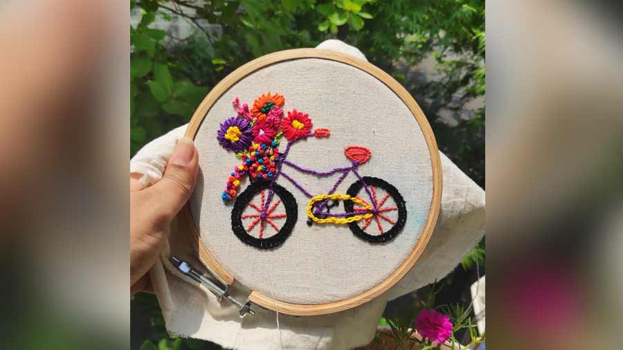 An embroidered cycle overflowing with flowers