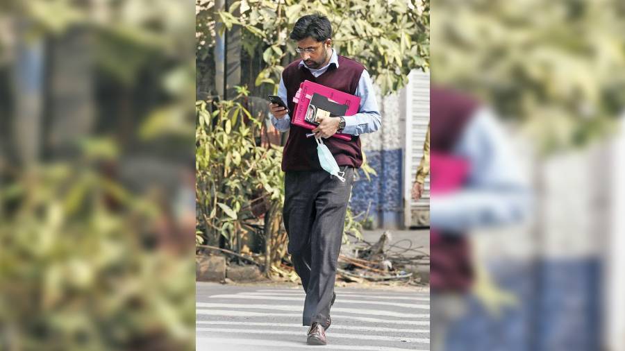At the Rafi Ahmed Kidwai Road-Park Street crossing, a man was on the phone and holding a mask in his hand.  “It is difficult to see the phone with the mask… glasses  become hazy,” he said. 