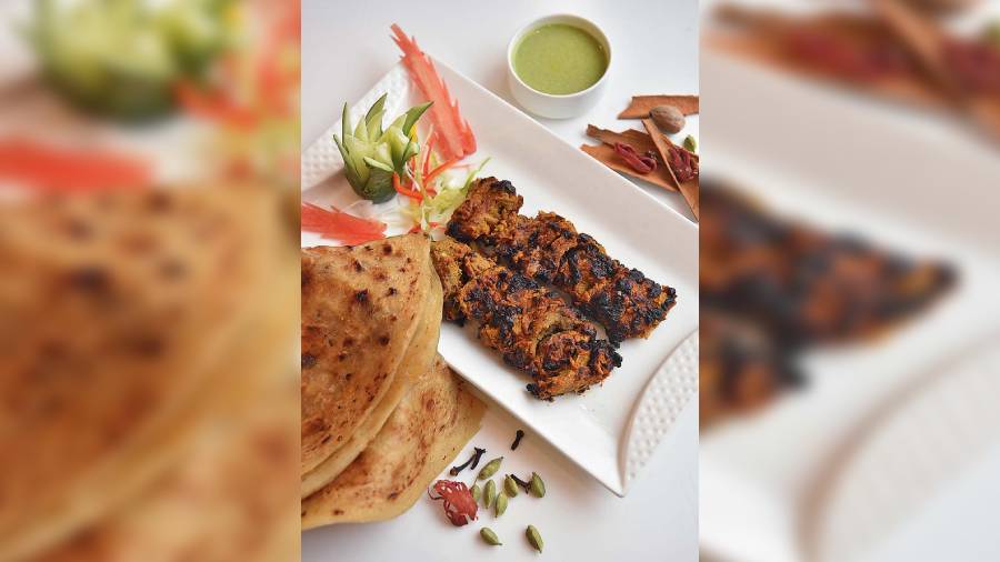 Mutton Pasinda Kebab: This chunky mutton kebab spiced with garam masala was so well-cooked that it melted in our mouth with the first bite itself. They’re accompanied by light and thin parathas that help accentuate their taste. @Rs 365-plus