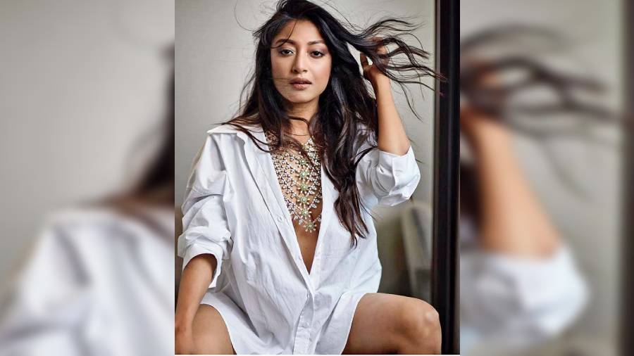 Setting Instagram on fire, Paoli Dam got the hotness metre up with her series of “white noise” pictures. The actress looked serene and sensuous as she is seen sporting an oversized white shirt teamed with a statement layered neckpiece. Soft curls and nude make-up complemented her attire. White never looked sexier!