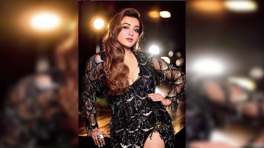 Koushani Mukherjee stunned her fans recently as she posted smokin’ hot pictures on the gram wearing a black sequinned dress with fish scale-like detailing all over. The ultra-glam look is completed with side-swept hair, metallic eyes and pink puckers.