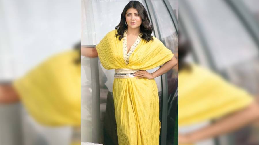 Parno Mittra looked like a spot of sunshine in this anti-fit dress gathered at the waist with an on-trend metallic belt. The yellow shade complements her skin tone beautifully. The romantic look is finished with soft blow-dried hair, nude make-up and big hoops on her ears.