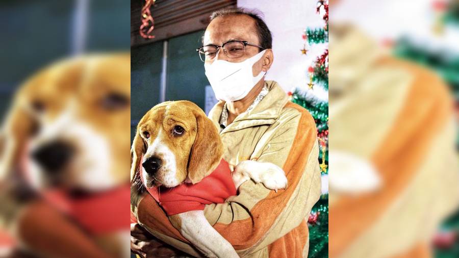 Souvik Basu, a resident of BL Block, was at the store with his Beagle Kuttush. “Kuttush is enthusiastic about everything. He’s also well-mannered and loves to go out. He enjoys coming here once in a while because he knows we will buy goodies for him at the store,” smiled Basu.